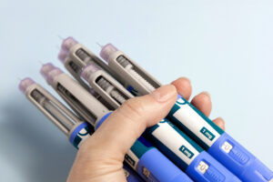 Venda de canetas emagrecedoras cresce, mas falta orientação sobre descarte para população