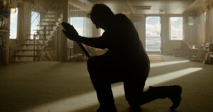 Tom Cruise surge irreconhecível no teaser de filme de Iñárritu