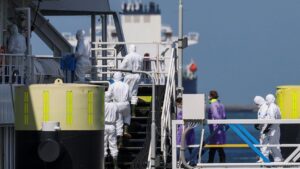 Navio atingido por surto de hantavírus atraca em Roterdã