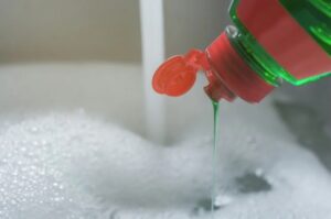 Contaminação de detergentes reforça a importância do controle microbiológico na indústria – Blog do Eloilton Cajuhy