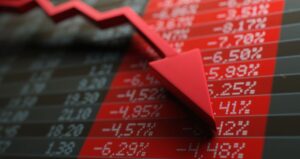 Ibovespa cai ao menor nível desde janeiro com pesquisa AtlasIntel pós-Flávio Day 2.0; dólar avança a R$ 5,04 – Money Times