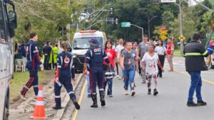 Multidão de feridos em acidente ferroviário assusta moradores e bloqueia ruas de Curitiba