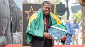 Paulinho da Costa faz história e se torna o 1° brasileiro a ganhar estrela na Calçada da Fama