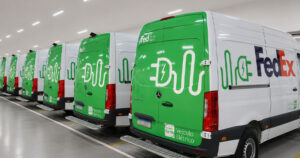 FedEx amplia frota elétrica no Brasil com 17 vans