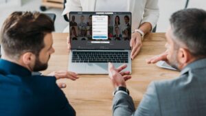 LinkedIn se torna vitrine corporativa e amplia desafios jurídicos para empresas