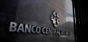 Taxa de juros cai para 14,25% após decisão do Copom