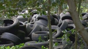 Comprou um terreno para a sua casa, mas encontrou um depósito com milhares de pneus