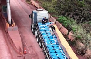 Carreta é apreendida na fronteira com material para fabricar 40 toneladas de cocaína