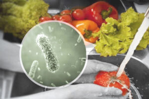 Salud llama a no consumir frutas y verduras expuestas a aguas servidas