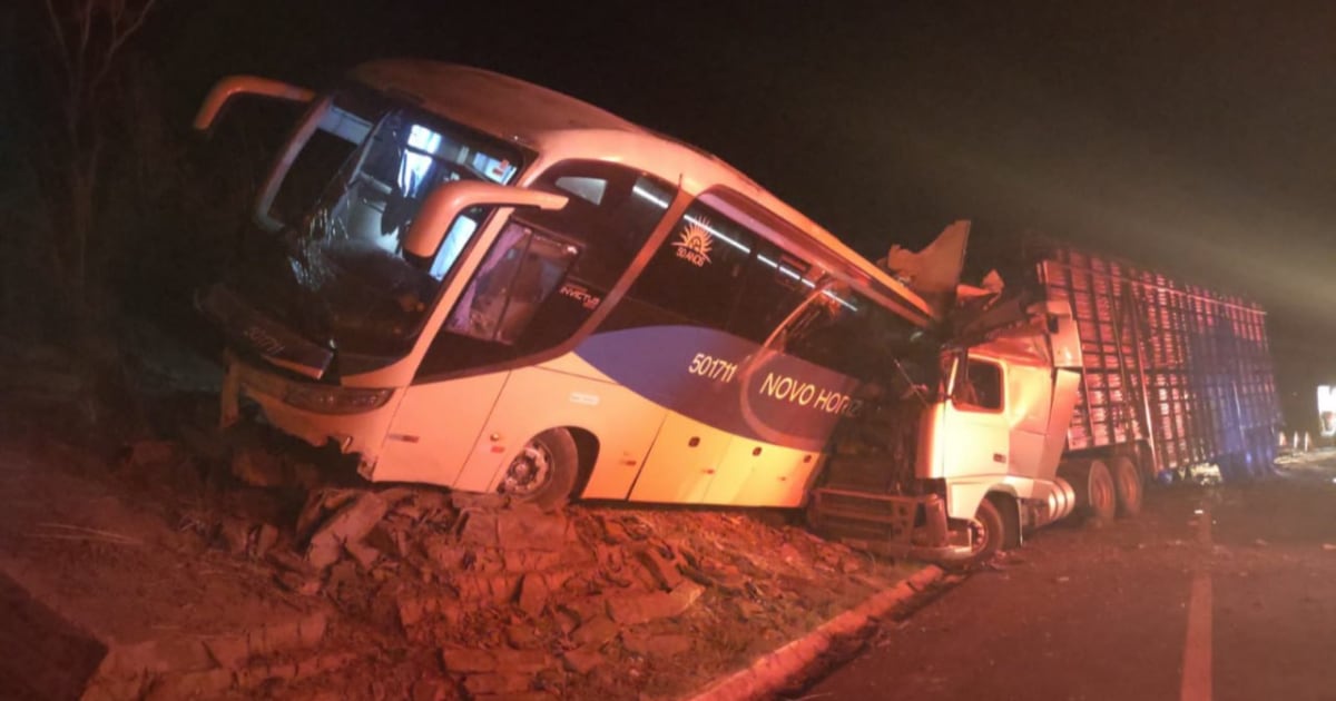 Dois morrem e outros 12 ficam feridos em grave acidente envolvendo ônibus e carreta, em Buenópolis (MG) – Noticias R7