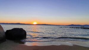 Praia com pôr do sol paradisíaco em Florianópolis é investigada por esgoto a céu aberto e má qualidade da água
