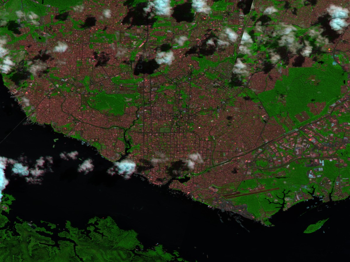 Composição False Color SWIR do Distrito Industrial de Manaus durante vazamento de estireno, destacando áreas industriais em tons rosa/magenta