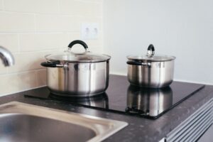 Especialistas fazem alerta para quem deixa comida guardada na panela para comer mais tarde
