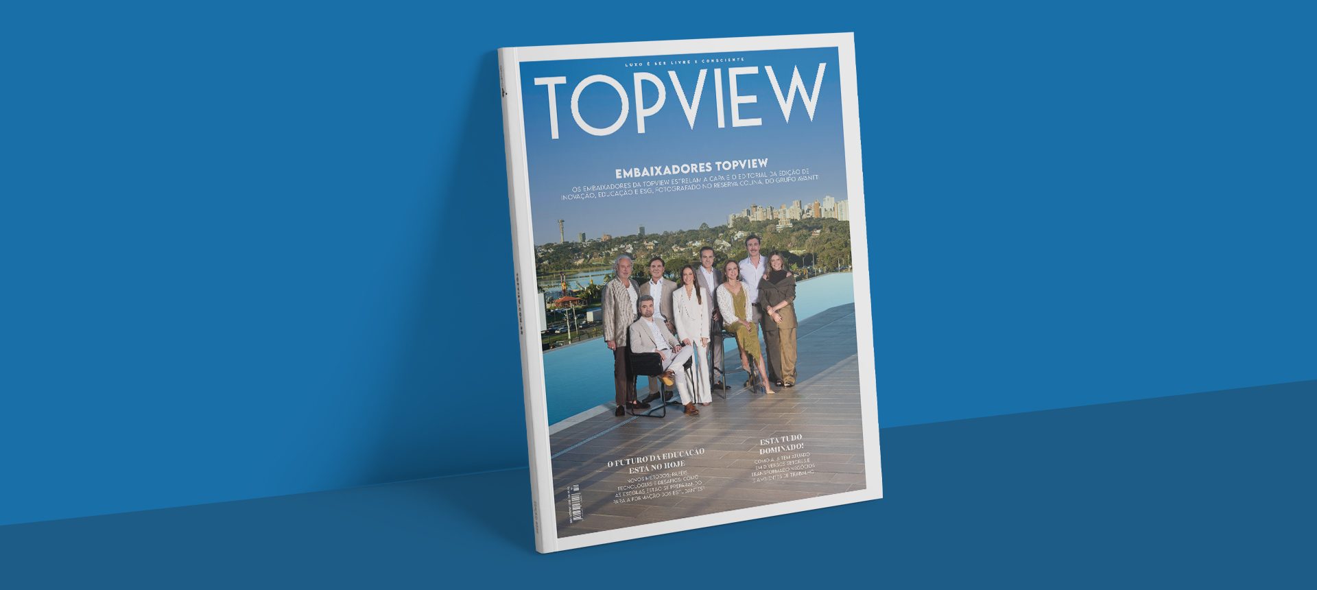 capa da edição 315 da TOPVIEW apoiada sobfundo azul, estrelada pelos embaixadores, com homens e mulheres posando em alto de prédio, com piscina e a cidade de Curitiba ao fundo