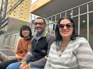 Sem saber do cancelamento, famílias aparecem para desfile de aniversário
