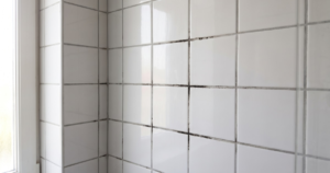 Cómo quitar el moho negro de los azulejos del baño: remedios caseros efectivos