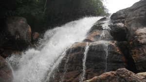 Escondida no extremo Norte do Brasil, serra já atraiu 10 mil homens por diamantes e guarda mirantes e cachoeira transformada por explosões