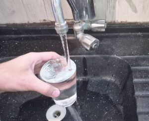 Água distribuída pela Águas Alta Floresta está contaminada com ferro e manganês