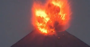 Enorme erupção vulcânica na Indonésia cancela voos e afeta 270.000 passageiros; veja vídeo