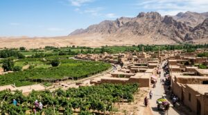 A cidade-oásis sobrevive graças aos karez, mais de 1.100 sistemas subterrâneos que já somaram mais de 5.000 km