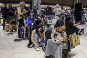 Erupção de vulcão fecha oito aeroportos na Indonésia e afeta 150 mil passageiros