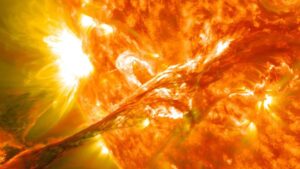 Tempestade solar vai atingir a Terra e pode afetar satélites, celulares e rádios